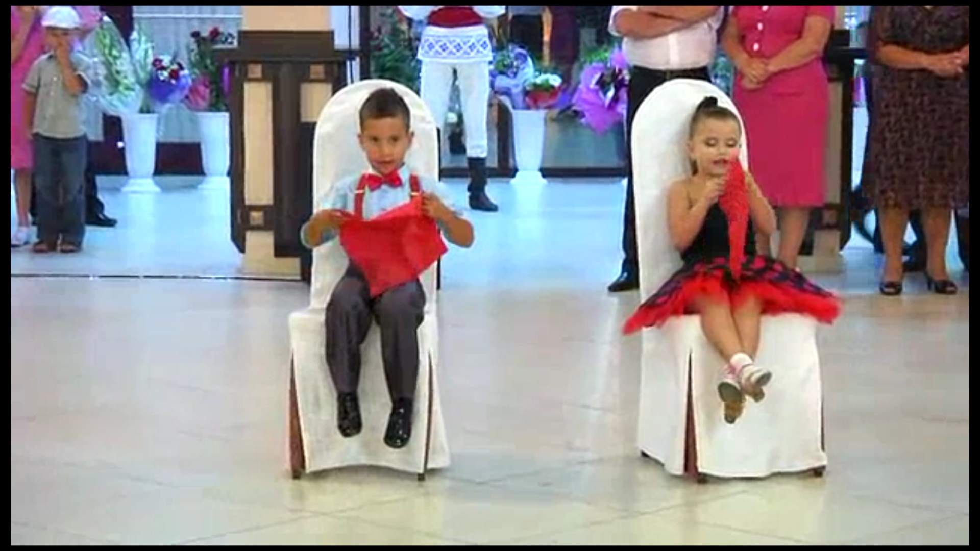 YOSH BOLAKAYLAR O'YNASHINI KO'RING QOYIL