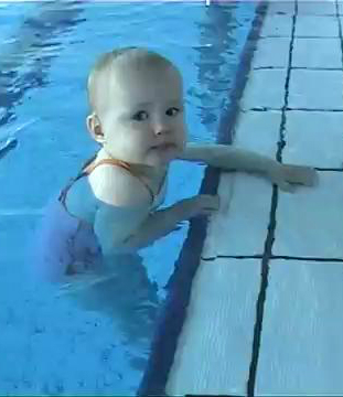 9 oylik bolakayni cho'milishi! Qiziqarli video