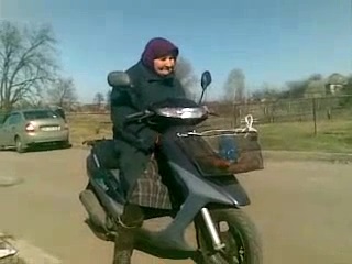 78 yoshli kampir skuter haydamoqda