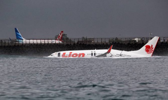 Лайнер Боинг 737 упал в море у острова Бали,пострадали 50 человек.