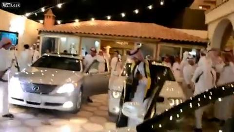 Arab Amirliklarida To'yda Qurollangan Navkarlar (Juda Qiziqarli Video)